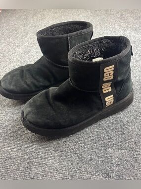 UGG Women’s Black Classic Mini II Boot Side Logo Ankle Boot size: 8